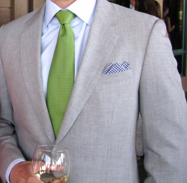 Зелёный галстук и светлый костюм