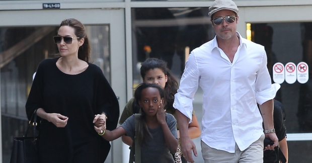 Джоли с мужем и детьми