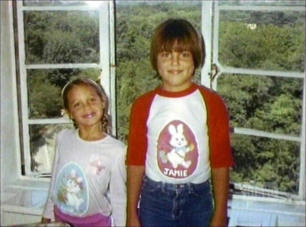 Джоли с братом в детстве